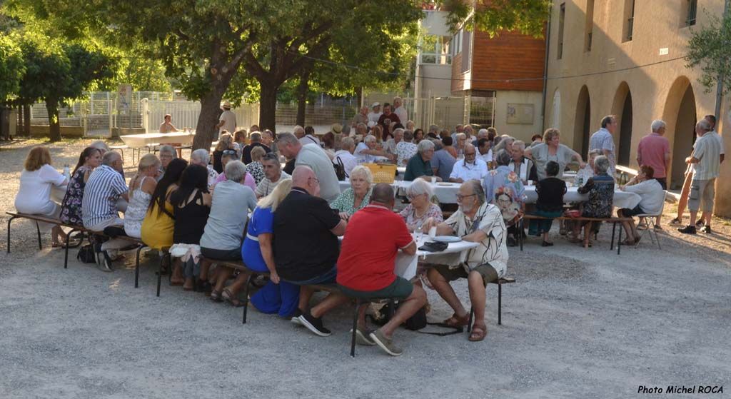 En attendant patiemment le début de repas