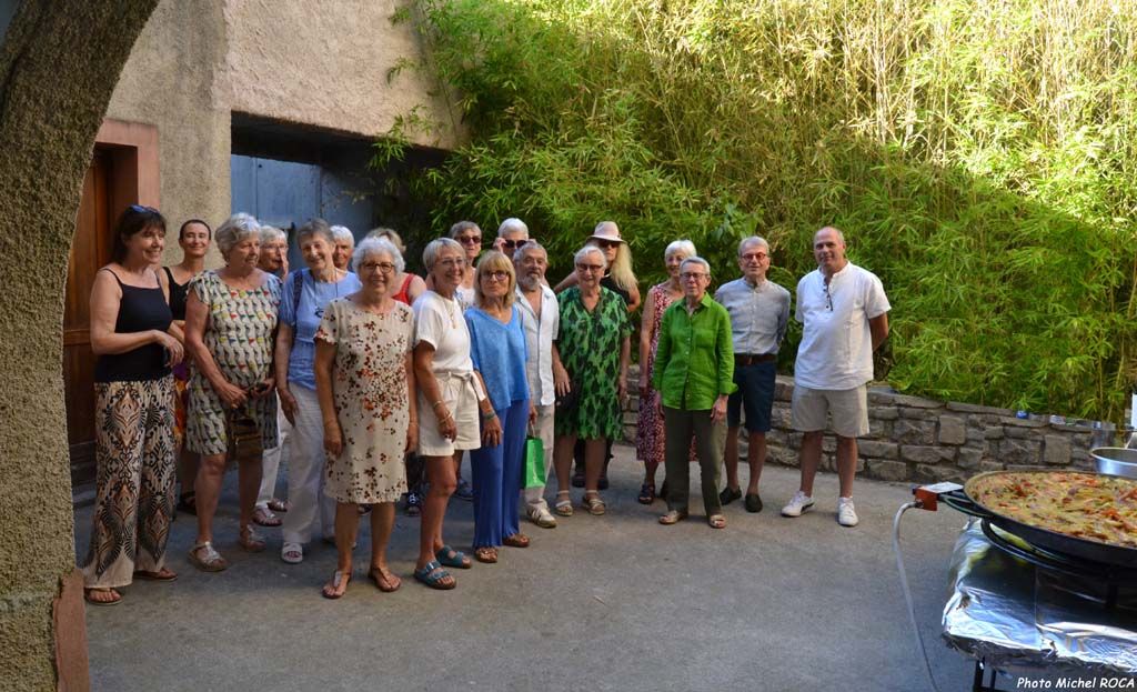 Les invités patientent dans les senteurs de paella