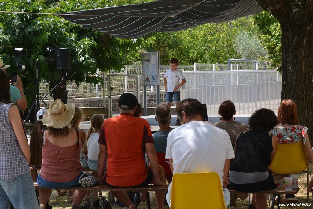 Chanteurs et conteurs en herbe s'affrontaient sur les planches