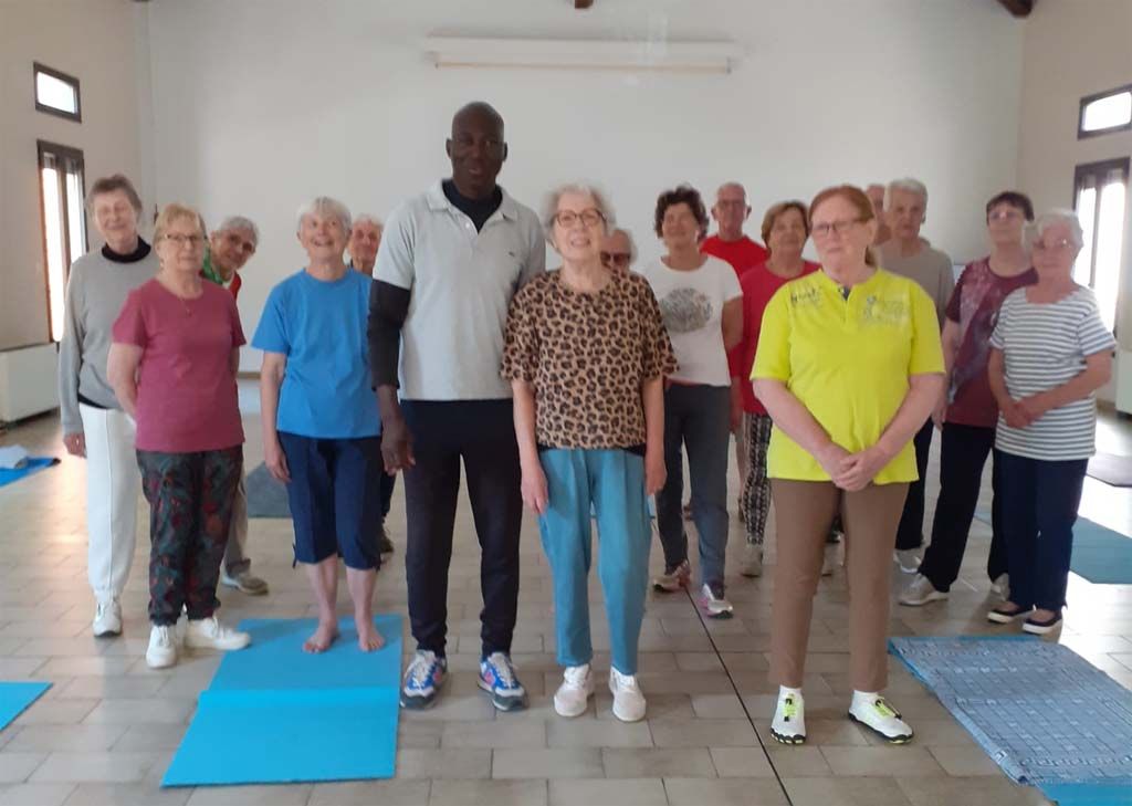 Le professeur Mory Fofana et les séniors de la commune