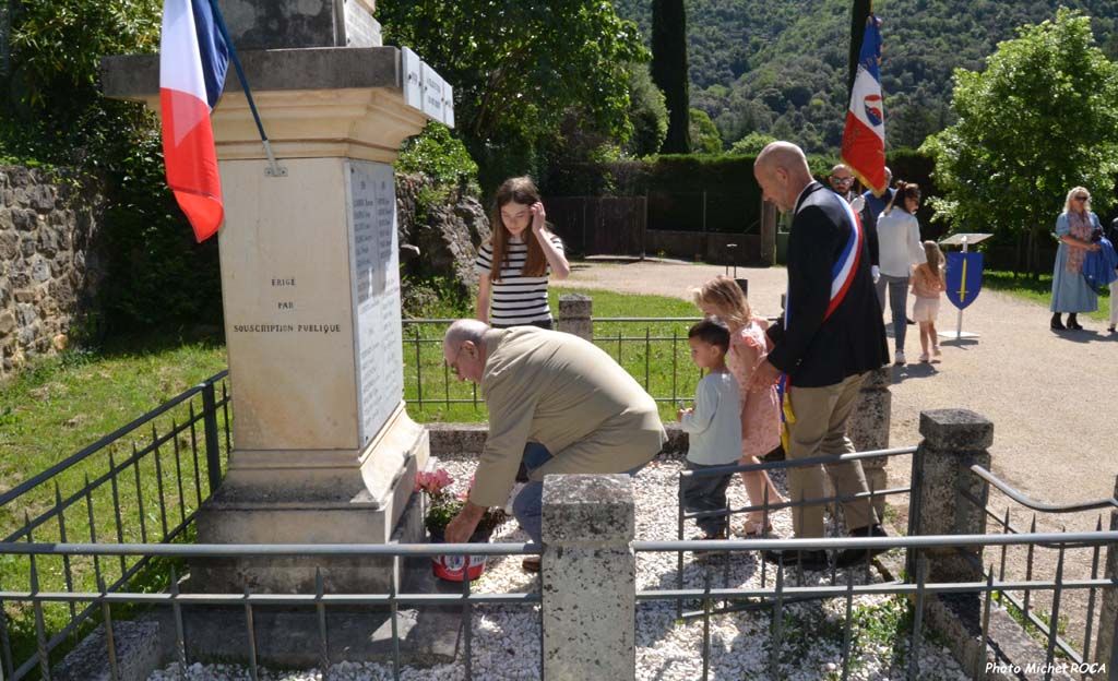 Les enfants accompagnent le dépot de gerbe